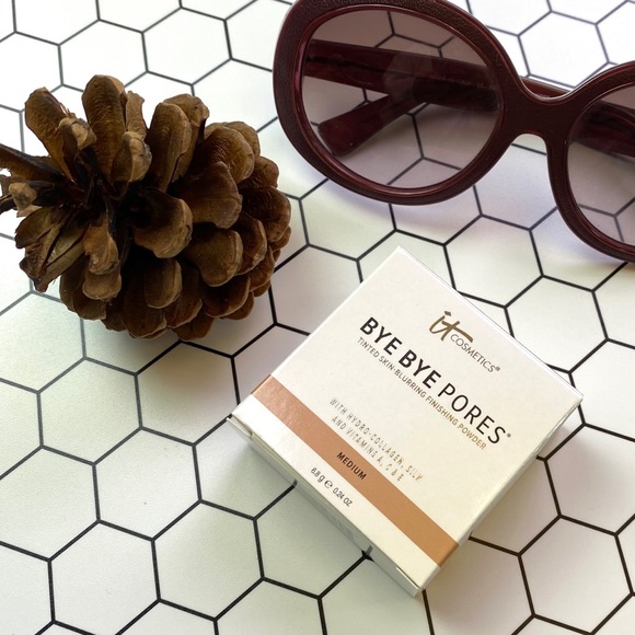 it cosmetics Other - It Cosmetics BYE BYE PORES Powder-Medium it cosmetics Other - It Cosmetics BYE BYE PORES Powder-Medium